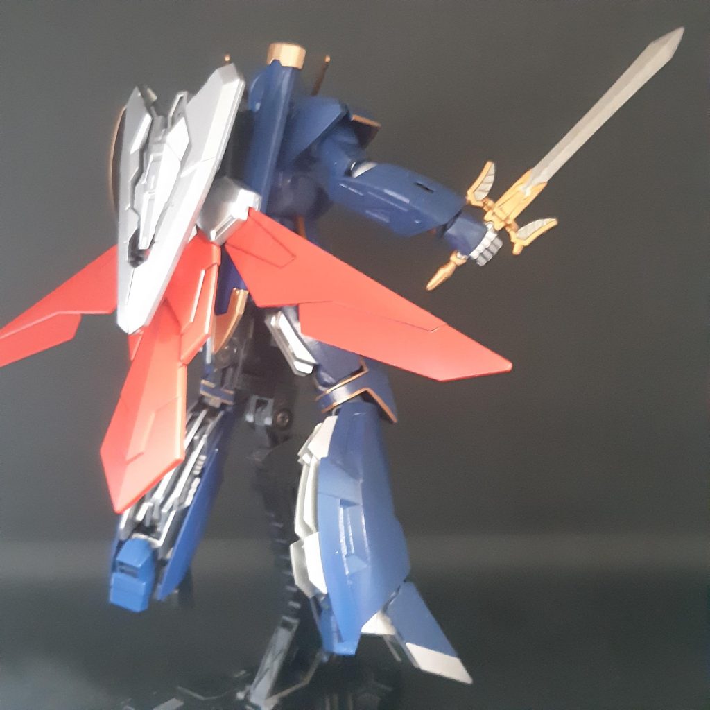 ウイング+マントが重たいので、スタンドなしでの自立性は低目。