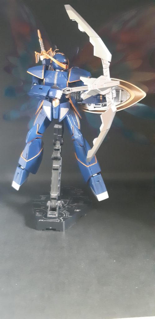 マント基部が変形したクレッセントボウ。肩の可動域のせいでポーズはいまいち。