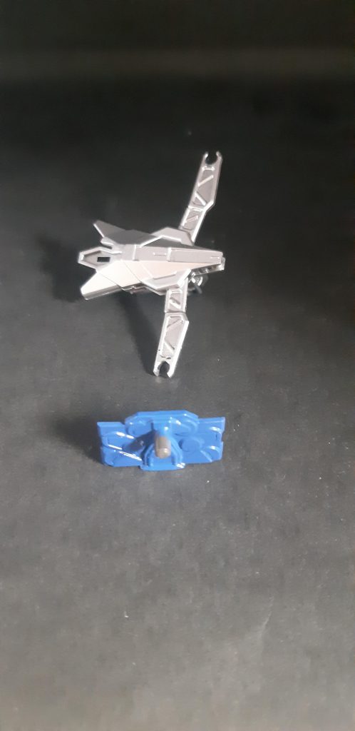 キットのピンと穴をそのまま使えているので今回の改造はこのくらい。トライスラッシュブレイドは差し替えのために接合部を一部カット。それと通常時の背中に3ミリ穴+ピン接着。