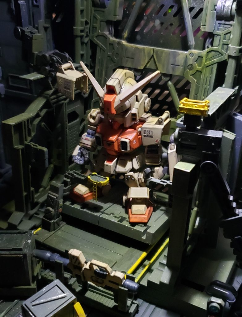 初期ロットの20機の生産が終了した後も陸戦型ガンダムの生産は続けられていた。しかし、半ば急ごしらえで製造された陸戦型ガンダムのパーツは再生産が困難な物も多く、そのままの形でのでは満足な数の量産は難しいのが実情であった。そのため、主要部品の大半をRGM-79（G）陸戦型ジムと共通のものに置き換えて量産性を向上させたのが当機である。また、オリジナルの陸戦型ガンダムに使用されていたRX-78の内部部品に関しても、既に量産配備が進められていたRGM-79ジムの物に置き換えられている。