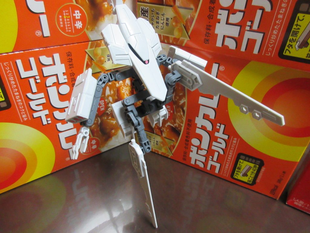 MS形態時は脚部クローが使用可能になり､さらにその脚部クローはAMBAC作動肢にもなります｡ミサイルコンテナも射角が広がり､格闘戦も可能です