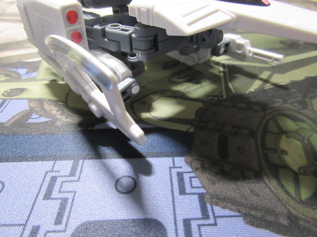 手持ち武器は脚部クローに装着でき､上半身の可変は簡易かつ装甲がないのでキュリオスのように上半身のみ可変出来ます｡また頭部を180°後ろに向けて縦に動かすと頭部が打突兵装の串となります