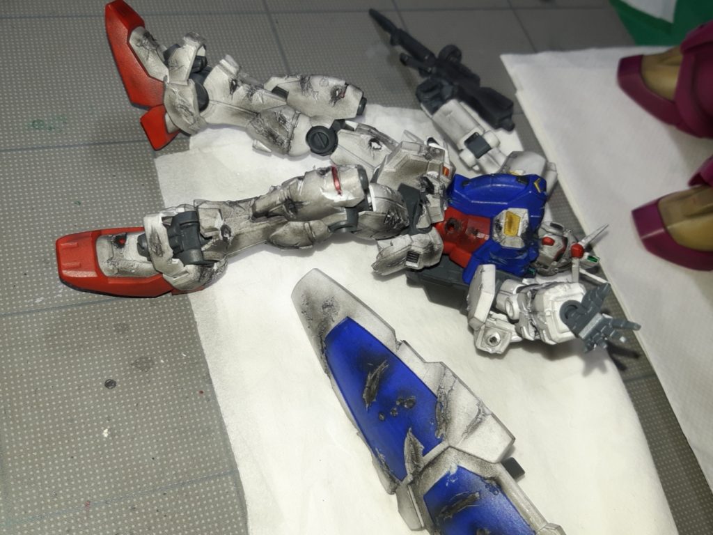 装甲をこれでもかと彫り削りウェザリングでボロボロに･････　GP-01好きの皆様方すみません(^_^;)