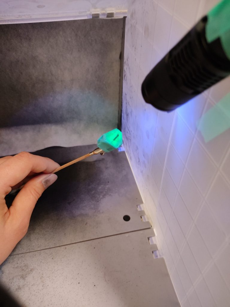 蛍光色は筆塗りのつもりでしたが筆の跡が目立ってしまいエアブラシで吹くことにどれだけ吹けてるか判断が付かず電気を消してブラックライトを当てながら塗装しましたこれでも少し滲んでしまったのでマスキングも要練習ですね