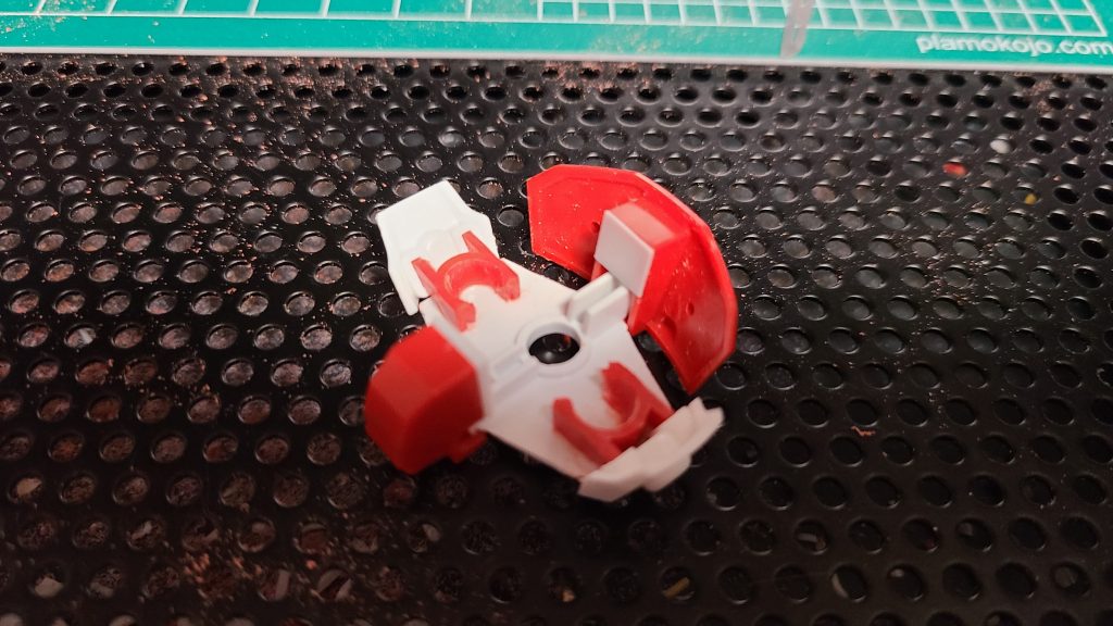 腰はクロスボーンの腰アーマーを切り離して、爆熱丸の腰を装着できるように切って接着フロント部は前回同様、イエサブのロールスイングジョイント(小）を使って左右を可動化フロント裏と股間部分にネオジムを接着して、爆心の鎧を着脱可に