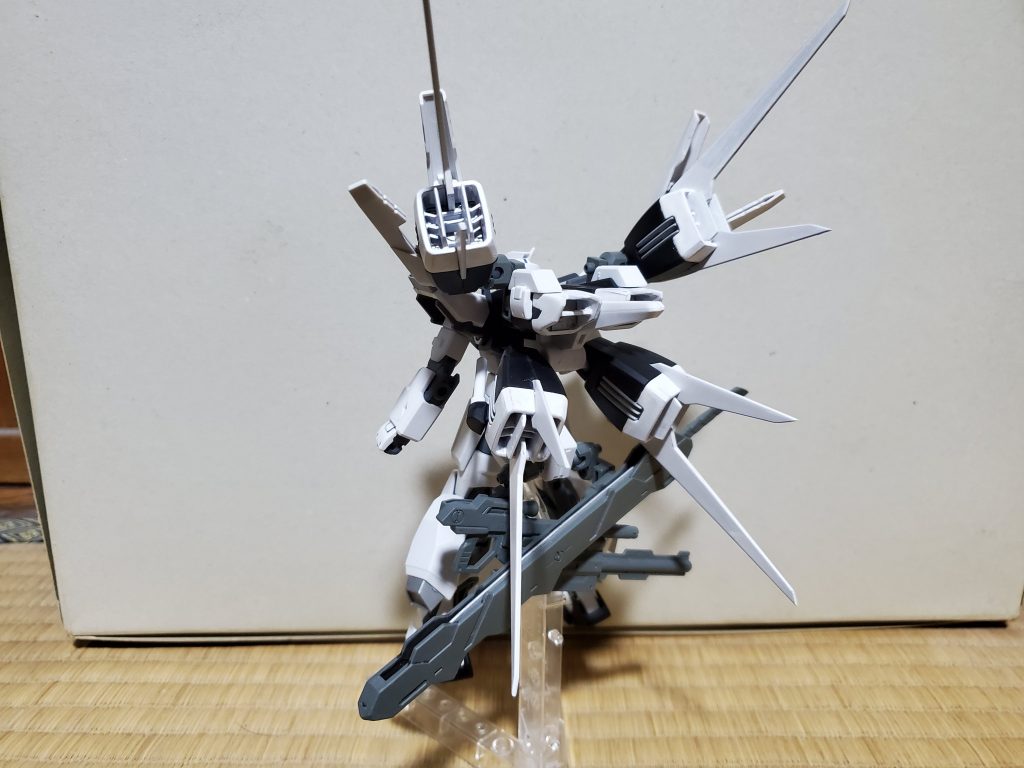 四基の大型バーニアによる高機動戦を得意としてますが初期のエールストライカーと同じで大気圏内での完全飛行は出来ない使用です。だから『飛ぶ』ではなく『跳ぶ』って感じです。その代わり無重力化ではこの機体のスペックをフルに発揮した戦いができます。