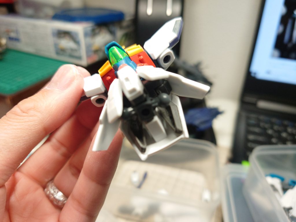 アーマー裏はプラ板で塞ぎ、リアアーマー裏にはディティールを追加