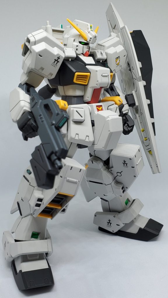 スミ入れは普段は言わないとやった事がわからないくらいに淡い感じで行うのですが、今回はガンダムスミ入れシャーペンで黒!と分かる感じにしました。