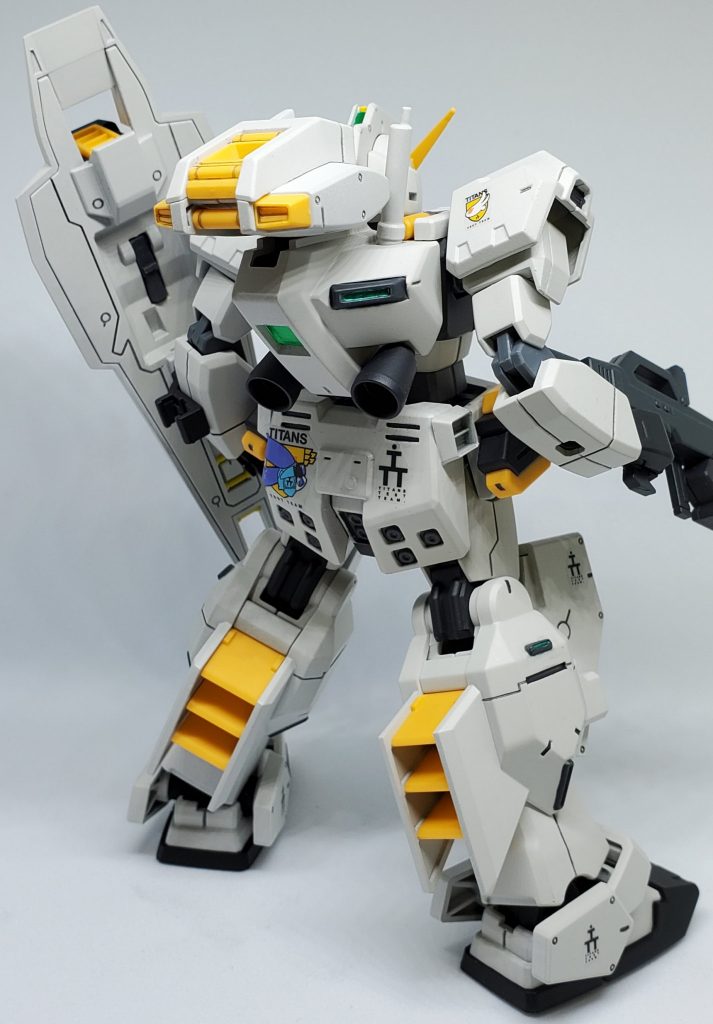 マーキングは付属のテトロンシール、センサー部は付属のホイルシール、一部ガンダムマーカーメタグリーンです。合わせ目は段落ち化で処理しました。