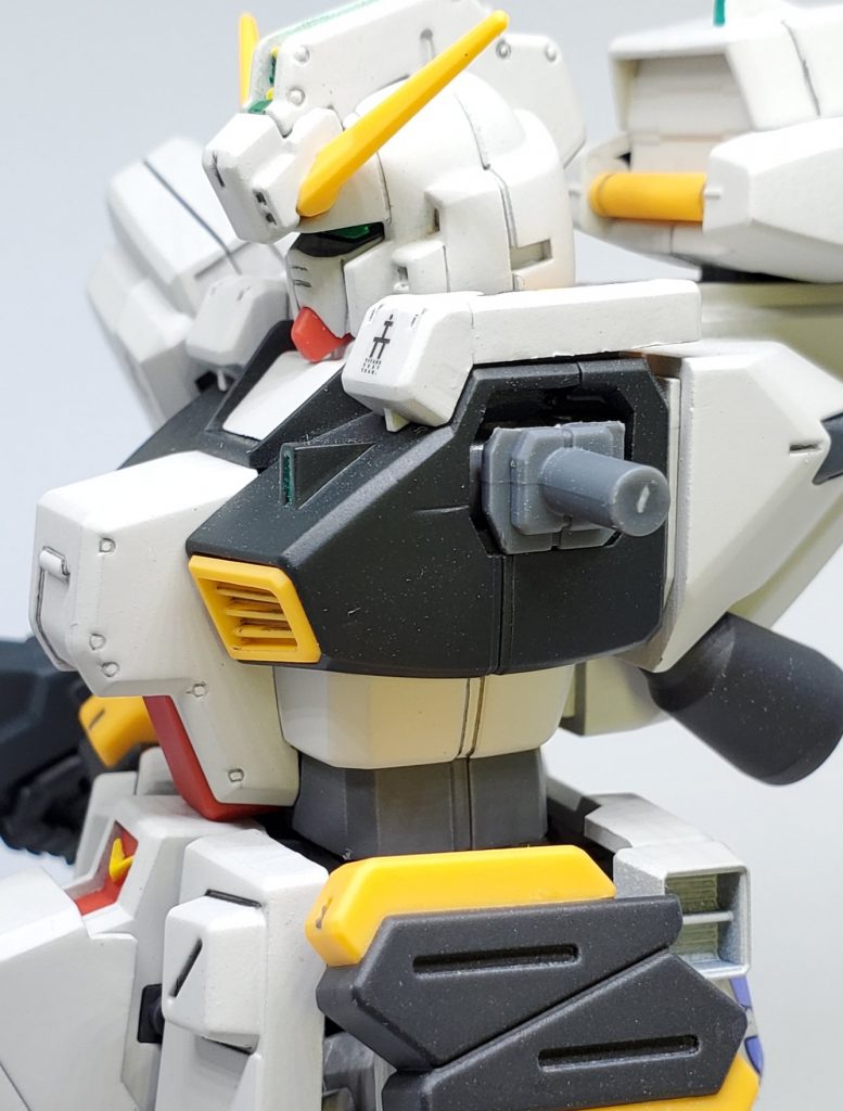 HG屈指の傑作キットですが古いキットなので弄るとより良い部分もありました。肩の関節を一部切り落とし、胴体側を削り込む事で肩を上げて力の入ったポーズが取れるようになります。