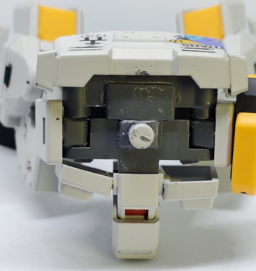 また、非可動のリアアーマーがバチバチに干渉して足が後ろに引けないのでここを延長すると素立ちを決めやすくなります。ポリキャップの受けをプラパイプ等で作って後はランナータグを貼ってお手軽延長。足・アーマー・予備弾倉でほぼ隠れるので強度さえ確保すれば適当仕上げでも案外大丈夫です。