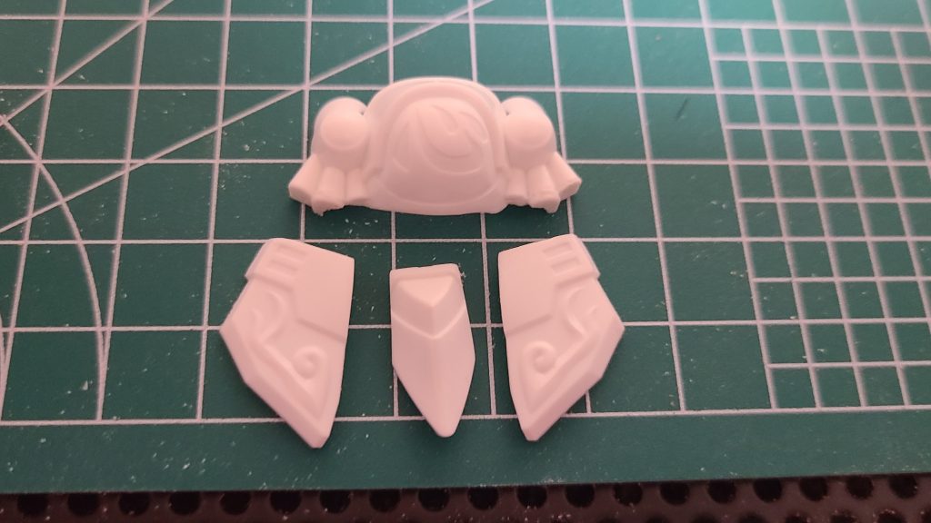 爆心の鎧は写真の様に分割したら、下部分の方に裏にネオジムを接着します。