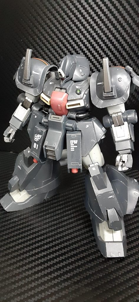 素体肩にアクセントのラインデカールを張りましたが、あまり目立ちませんでした。