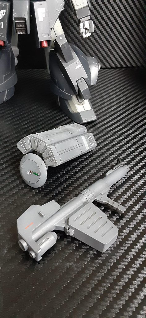 ロケットバズーカはリバイブガンダムのハイパーバズーカを真ん中でぶった切って前後入れ替えてくっつけました。砲口まわりはMGのRX78のふんどしパーツです。三連ミサイルランチャーは旧陸ジム付属のものを繋ぎあわせました。<新武装のくせに古めかしいのは、きっと近代化改修評価中、ということで。