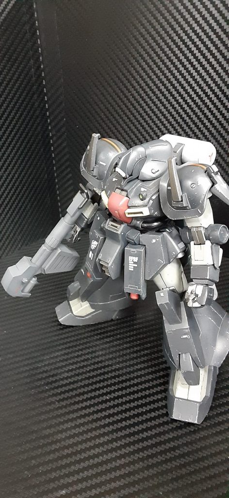 ［試作ショートロケットバズーカ］肩のアーマーは旧陸ジムの足の甲部品を加工。ポリキャップの目隠し用です。