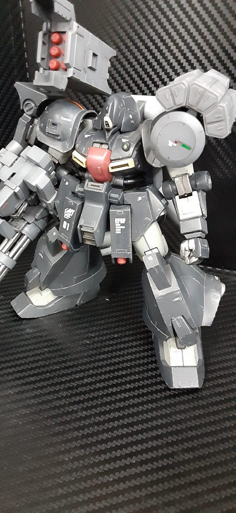 腕部肘と足首の丸モールドのパーツをMGガンダム2.0のパーツに置き換え大型化。拳はHgニューガンダムのものを100均UVレジンで複製しました。<