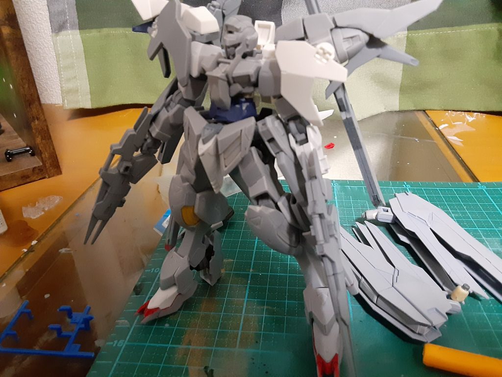 分かりますでしょうか、腹のパーツをなくしております。やりやがりましたねその他にもアンテナを折ったり(幸いあまりパーツがあったので良かったですが…)アンテナの真ん中の色分けされてる部分とかなくしたりしてます。なにやってんだミカァ！！！