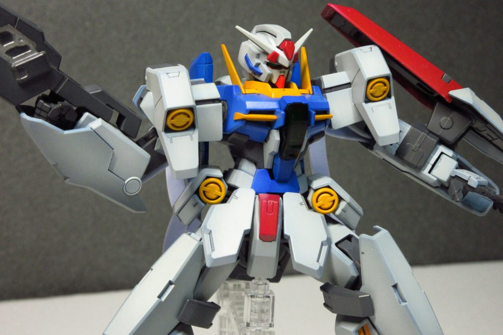 顔はマスクのスジ彫り消して普通のガンダム顔にしました