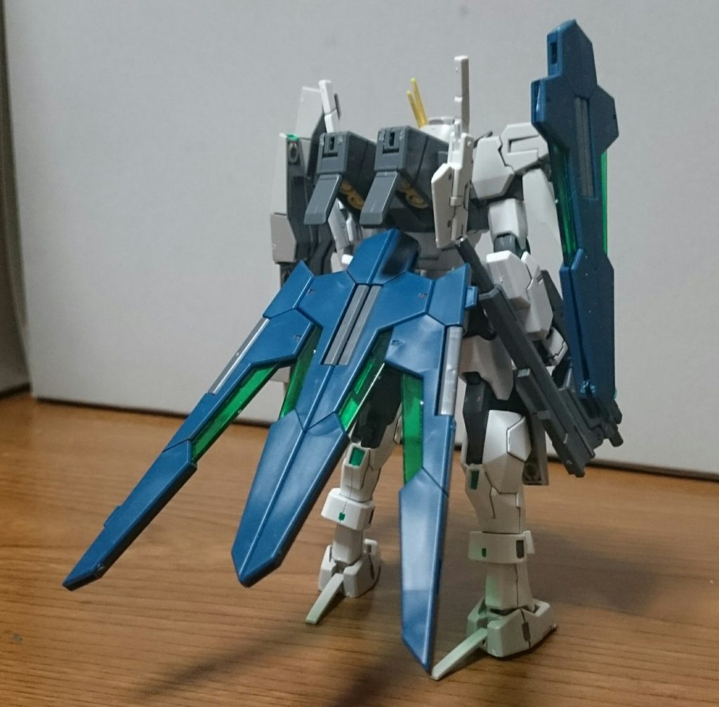 ・背面

GNライフルビットのクリスタルセンサーはマッキーの緑で塗装っス。太陽炉のライフルビット両端ふたつがすごくぽろりやすい……もう接着したくなるくらいぽろるっス…
ちなみにこちらのピストルIIもサーガの方と同様な感じに。…………決して塗るのめんどくさかったとかそんなじゃないっス