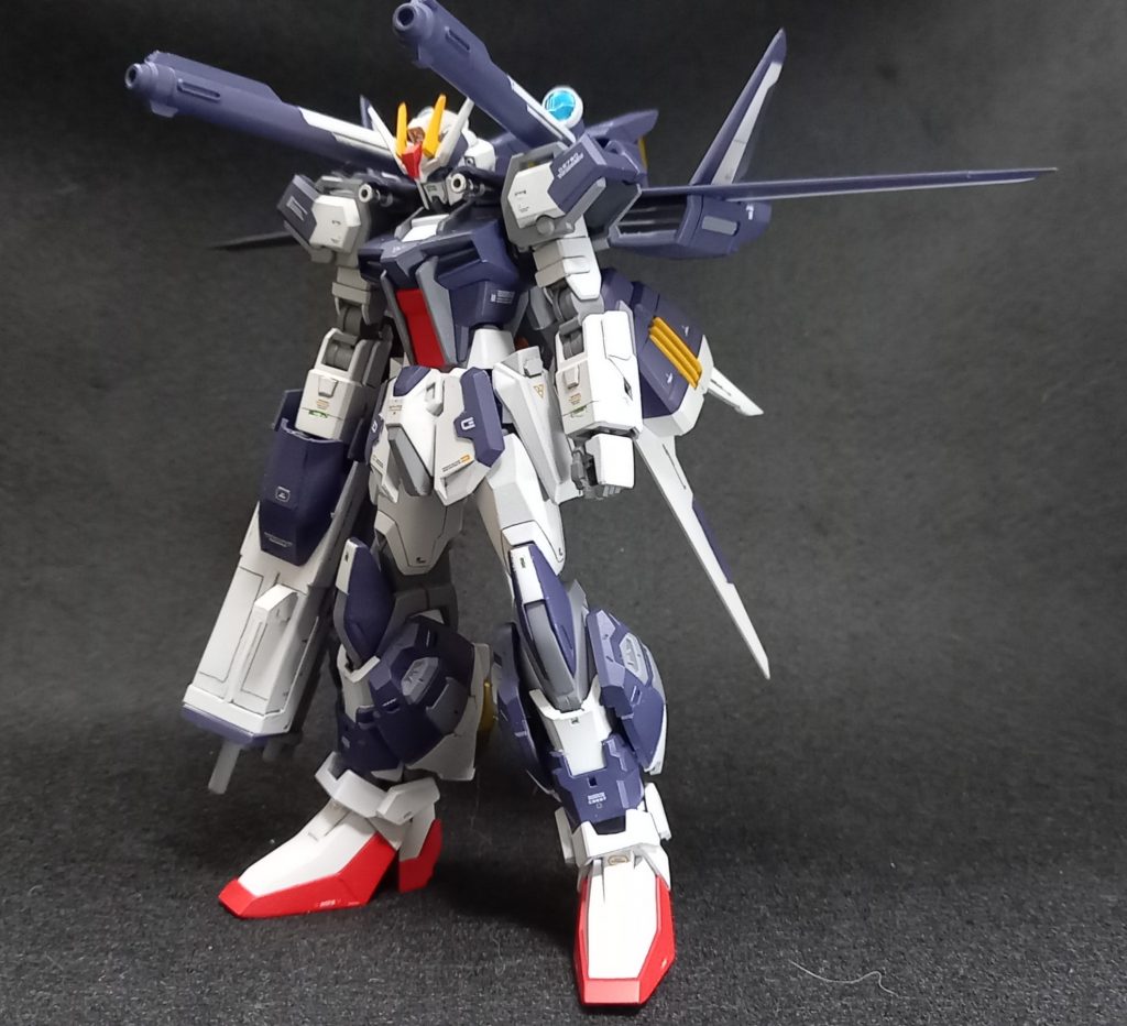 本体はほぼストライク本体を使用して、足首をA-Zガンダムの物に変更して身長を高くしてあります。