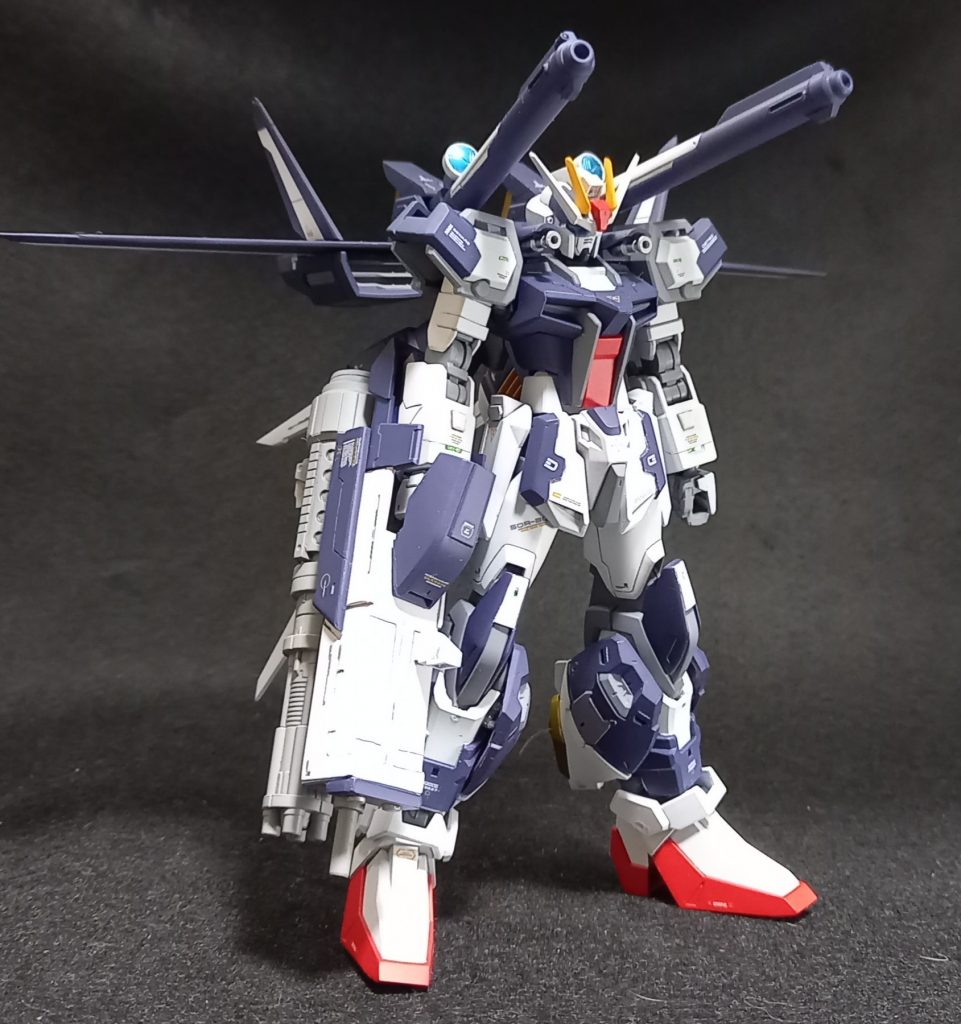 右腕の複合型特殊武装「シェキナー」は、プラ板を箱組みしてジャンクパーツを組み合わせて作製しました。