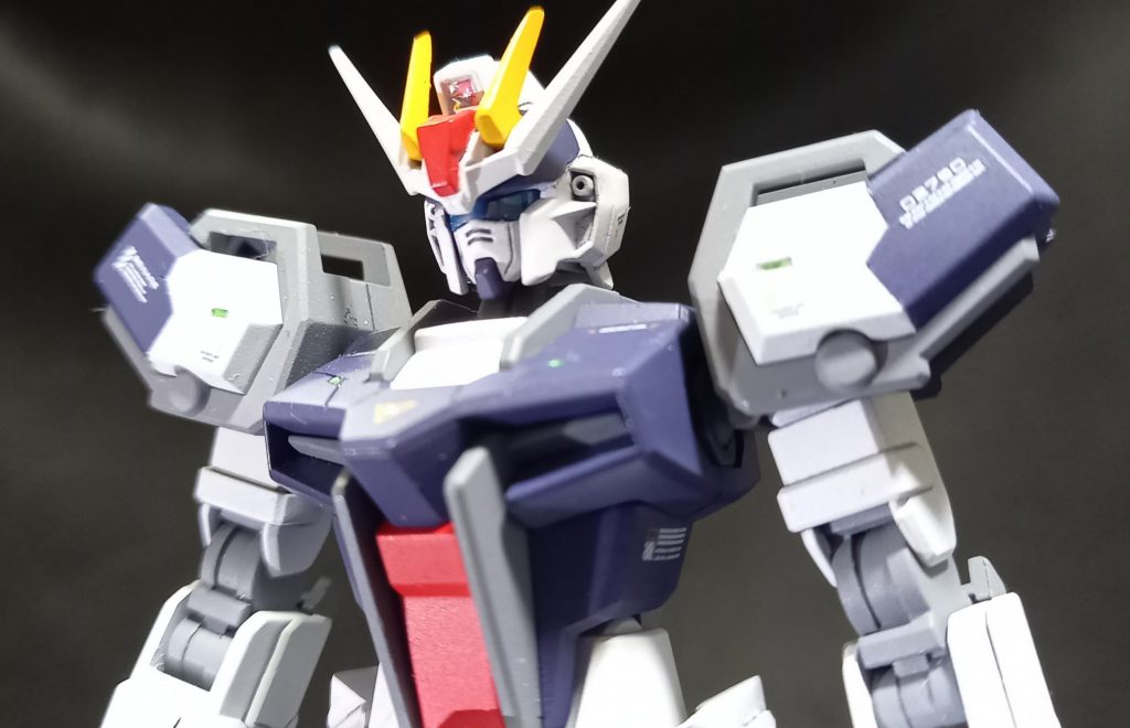 本体をアップで。
カメラアイ部に透明プラ板でバイザーを取り付け。