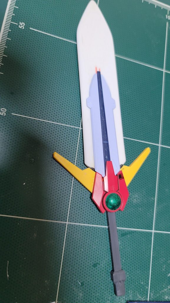 スーパーロボットのように見えたくて武器は大剣で作りました。