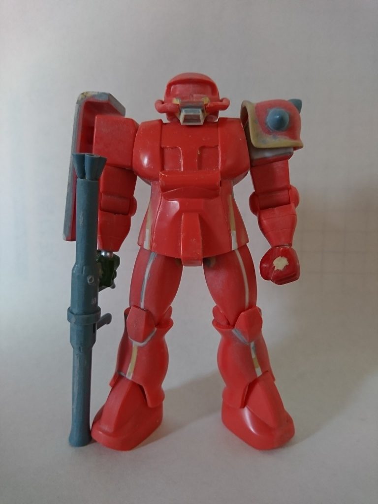足の幅増し、スカート幅の調整、肩のハの字カット、スパイクアーマー別パーツ化、鼻の作り直しを主に工作しました。バズーカはこれも旧キットの武器セットから。ケツの部分が小さかったので同セットのハイパーハンマーのトゲを4本移植。スパイクアーマーにはガンダムハンマーのトゲを使用。やはり旧キットはとても楽しい。
