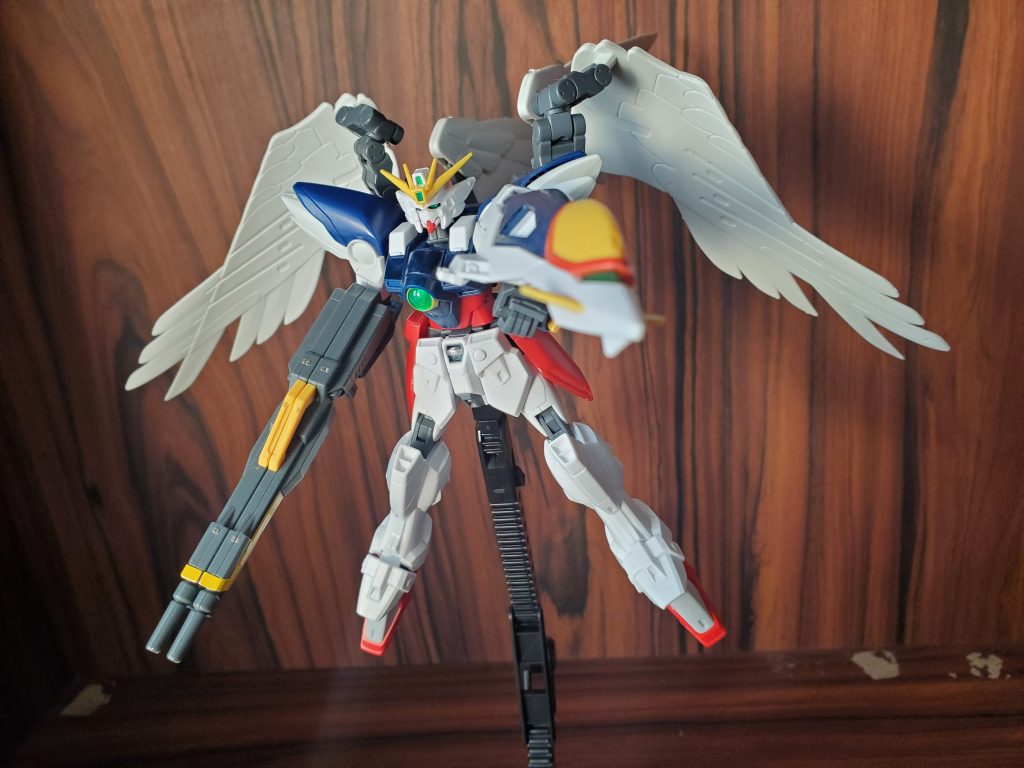 改良型ウイングシールド
ウイングゼロのシールドの裏にウイングのシールドの基部を取り付けたもの。詳しくは王叡知舞奈須のTwitterに上げてるしあとで詳細載せるかもしれない。 赤い部分は例の如くガンダムマーカーのティターンズブルーで塗りました。
それと完全に後付け設定だけど、接着した隙間の辺りにスラスターが搭載されてて、デスサイズのバスターシールドよろしく発射することができるぞ。 EndlessWaltzで盾が無かったのってそういう……っていうのを再現できるかもしれない。