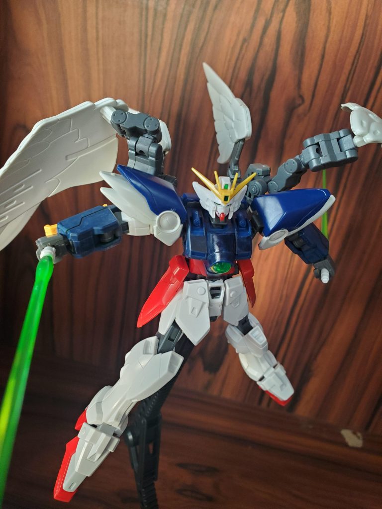 ビームサーベル
いつものお馴染みの装備。 設定では二基、身体のどこかに装備されている。 本当は付けたかったんだけどちょっと難しかった(小並感)ので搭載してるって体でオナシャス……。
マシンキャノン いつもの(ry。 ウイングゼロ同様にカバーが回転して銃身が展開される方式。 Q.なんで塗装しなかったんですか? A.元からこういう色って設定です。
ちなみに実は胴体部分、各部の青色に合わせてティターンズブルーで塗ってるんですけどマシンキャノン周りだけ綺麗に塗らないっていう。