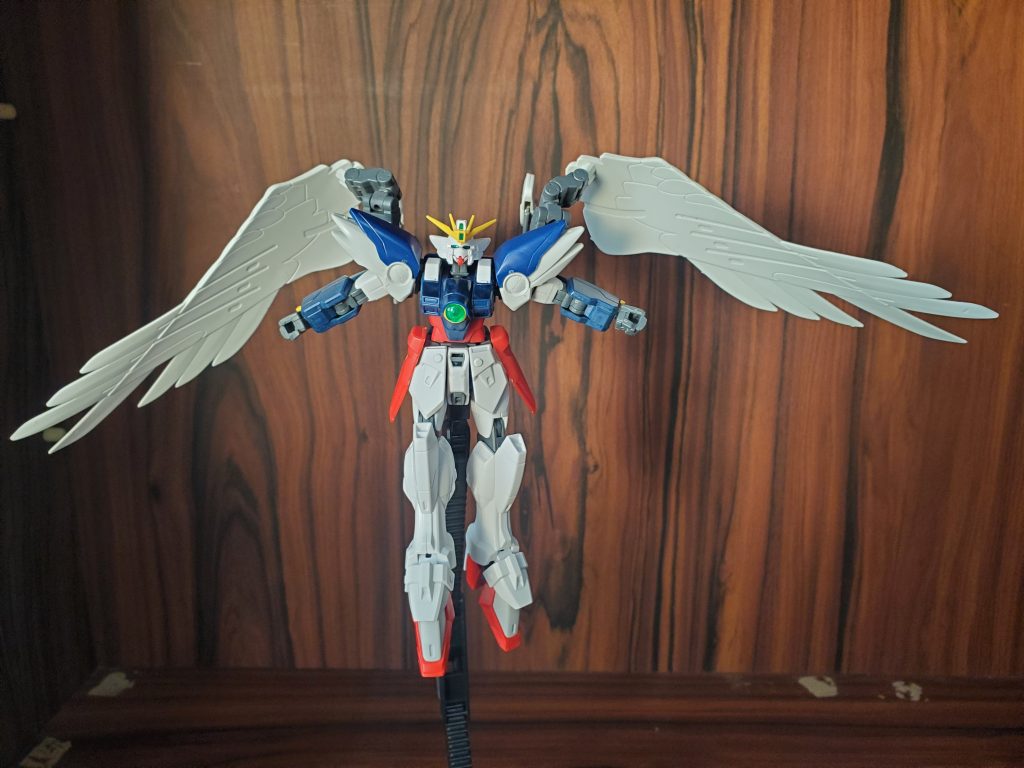 最後、EWの飛び立つシーンイメージでパシャり。
ガンダムvsガンダム NEXT PLUSから入ると『諦めない強さをくれる貴方だから抱き締めたい』って聞こえるけど劇場版EW見ると『誰もが抱かれたいずっときっと永遠に』って聞こえる例のシーン。
戸棚を無理やりブースにしたせいでしまらないか(今さら)。
余談ですが、本機体用のゼロシステムとして『ARIAシステム』というのも考えたんですが本編ゼロの改修機だしということもあって「まぁガンプラバトル用にならそんな設定つけてもいいかも……」くらいの感覚だったりします。 多分Twitterでその辺話すかもしれない……。
というわけでな拙作ガンプラ『ウイングガンダムゼロ【独奏歌】』でした。 ご覧いただきありがとうございました!
バンダイさんHGゼロカス新キットくださいオナシャス