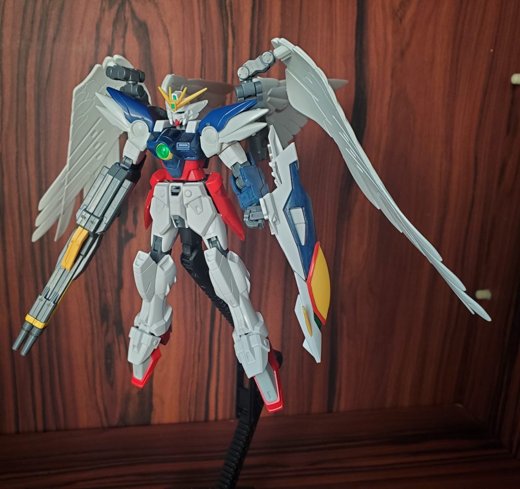 正面 腕本体はフェニーチェリナーシタから、肩装甲はHG1/144ウイングガンダムゼロカスタムからそれぞれ流用。旧キットのゼロカスの肩装甲ウイングの腕に意外にも無改造ではまることに驚いた。 あと画像からは分かりにくいと思いますが、一部やりたい動作に対して可動の邪魔になったので手首のとこのあの部分(リナーシタ作ったことある方ならわかるかな、あの部分)切除しました。 あとは緑色だったのでガンダムマーカーのティターンズブルーで塗りました。画像では辛うじて誤魔化せてますがちょっと緑色が見えてる……精進したい。
腰もウイングのものを使っております。フロントスカートはゼロのものを。リアスカート見えないので後述。 足は爪先に可動ギミック欲しいなと思ってちょうどジョイント規格合ってたのもあってHGCE1/144フォースインパルスから移植しています。余談ですがインパルスが変わりにウイングゼロの足履いてます。
あと然り気無いけど口の本来赤い縁取りを白く塗っております。