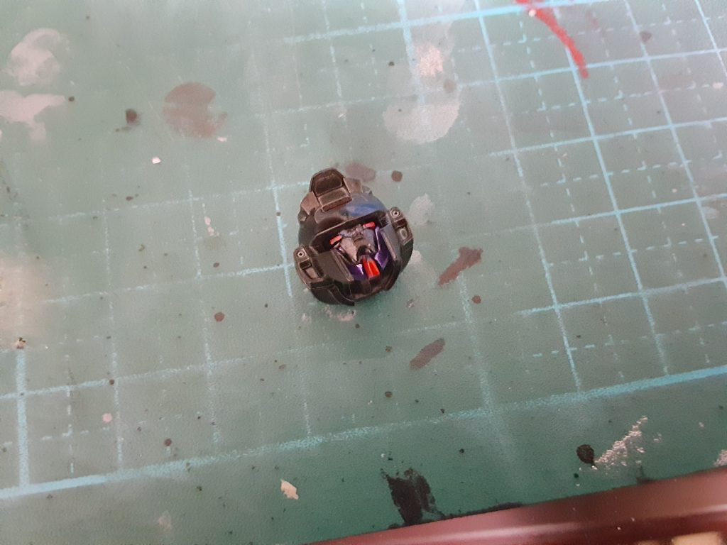 この後さらにやらかします。顔のパーツをなくしました。この黒い内側のパーツですね。これダブルオーダイバーの顔を剥ぎ取って切って瞬着で無理やりくっつけてます。でも案外違和感ないね！嬉しい！