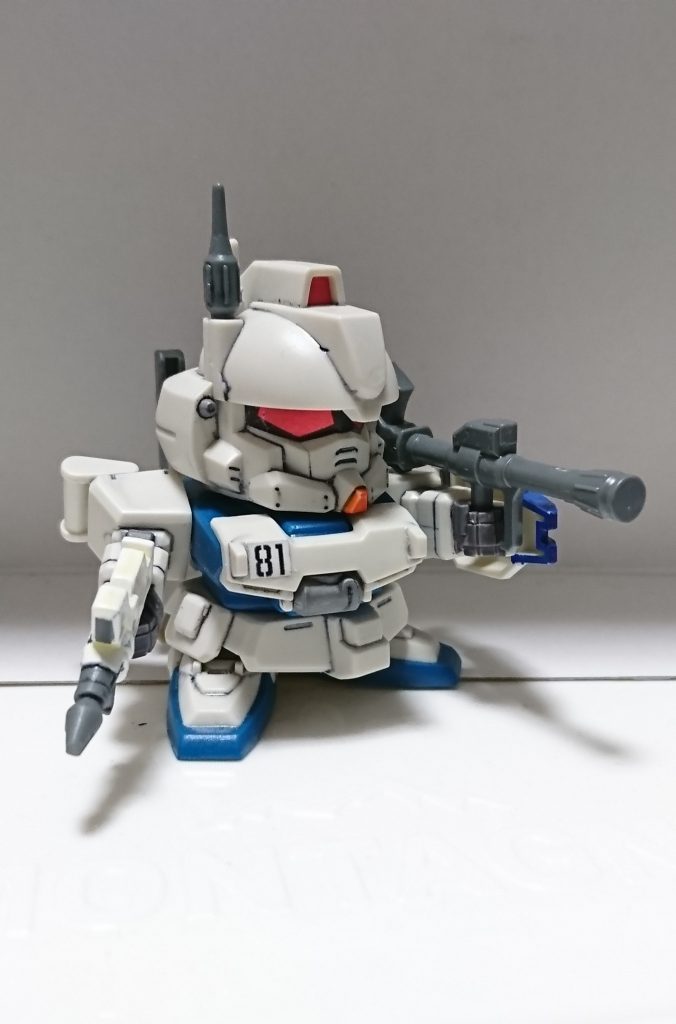 他にもロケットランチャーにミサイルランチャー、ビームサーベルとウェポンラックが付属します。サーベルは塗り忘れたままなのでロケットランチャーを持たせてみました。本編では使っていない装備ですがミサイルよりロケランの方が似合うような気がするのと好きなので