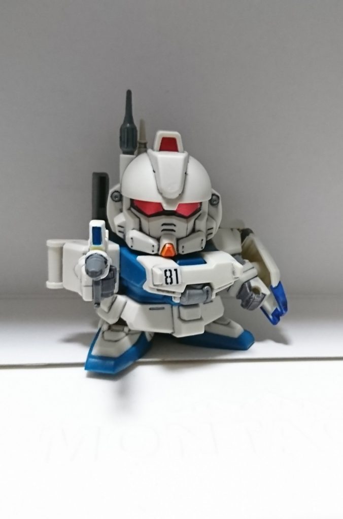 ビームライフル装備銃本体はグレー成型、そのままでも雰囲気ありますが設定通り通常のガンダムマーカーホワイトで塗り分け🖌️ライフルセンサーはガンダムメタブルーです
