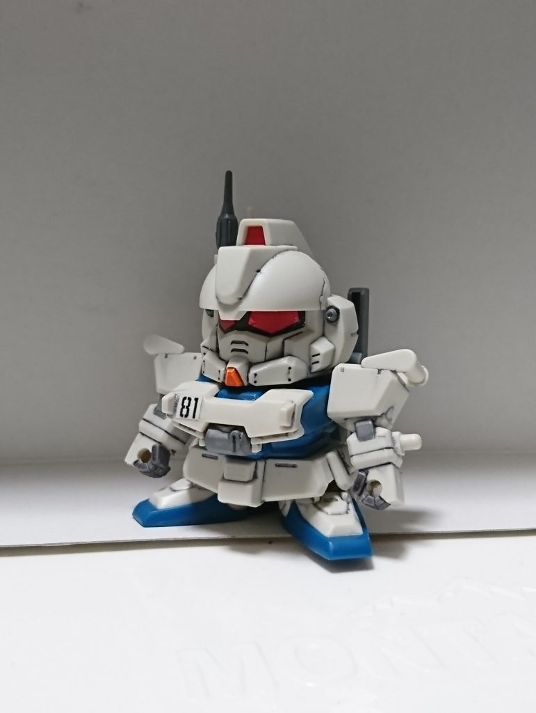素立ち胸部旋回式機銃は青なので要塗装ですがマーカーのままでも塗りやすいです頭部ロッドアンテナは別パーツでグレー整形、これは嬉しいですね