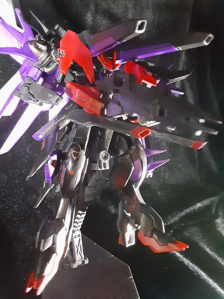 全射撃武装を前方に向けることで必殺技「フルブラスト」を使用することができます。欠点として全射撃武装がオーバーヒートしてしまうため近接武器、つまるところクルィクしか使用できなくなります。戦闘開始時の景気づけの1発や相手をド派手に仕留めたいとき、その他にも負けそうになると使います。