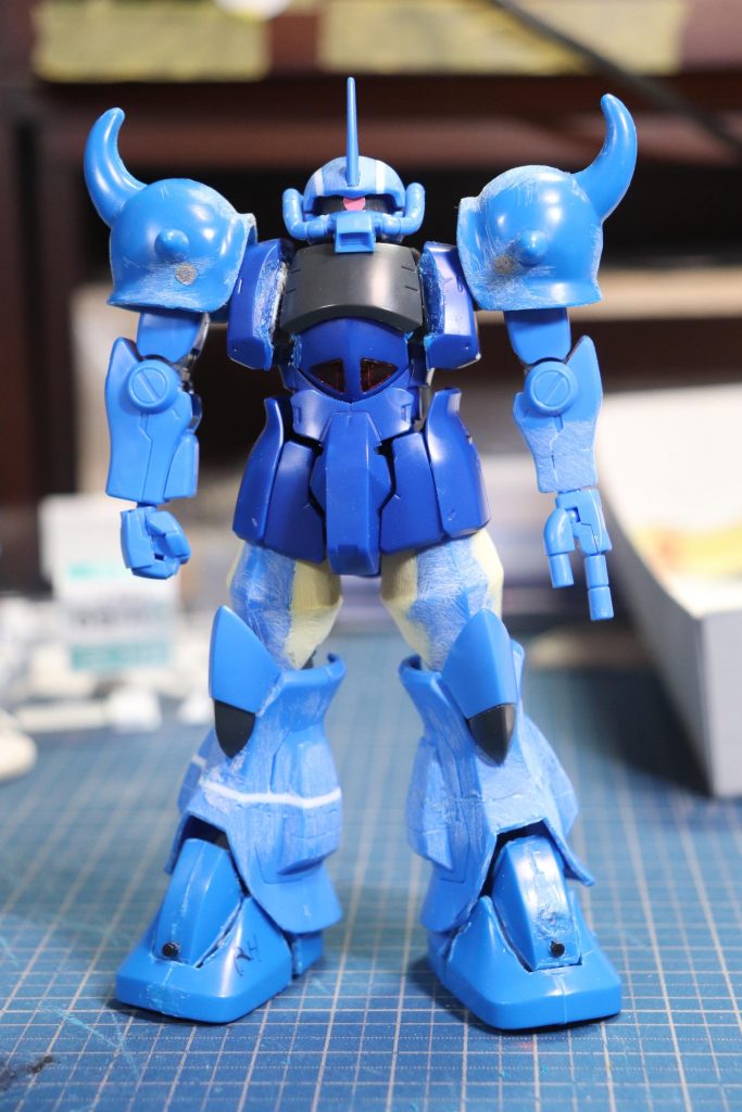 素のキットの脛の次にｺﾚｼﾞｬﾅｲ感が強かった頭部を左右に1㎜ずつ幅増し、また、おっさん体型を目指すべく太ももをモリモリにしましたギミックを追加したことによって肩幅がドエライことに左前腕の短縮も行っています