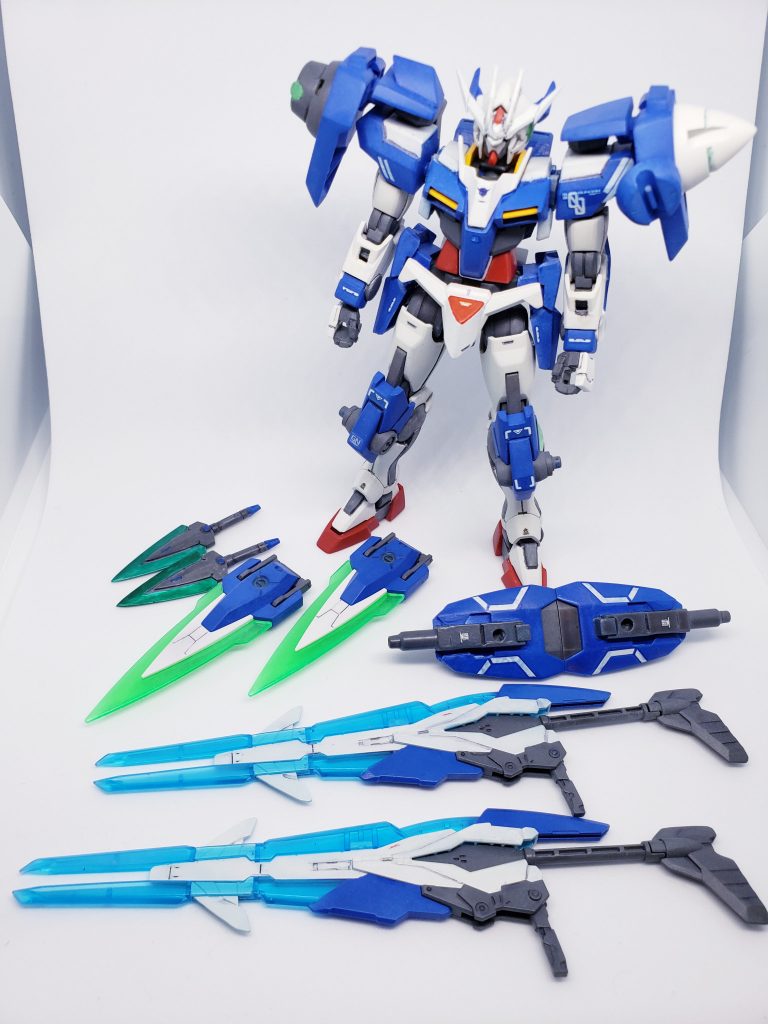 装備一式。
ダガーは脱着式としている為、手持ちも可能。
シールドはLBWSのキャノンを加工して取り付けています。
カレトヴルッフフェーダーは、新素材使用の新型GNソードの立ち位置としました。