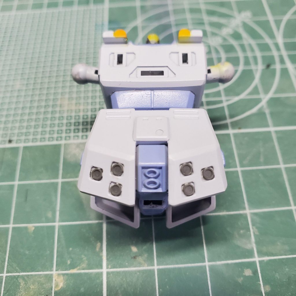 両サイドのバーニアを市販パーツに置き換え。真ん中はちょっと変わった形状をしているので触らず。