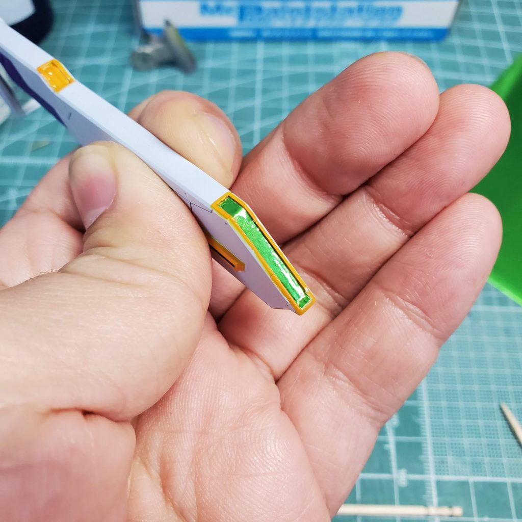 カラーホイルを貼り付けた時の写真。接着は100均の瞬間接着剤。