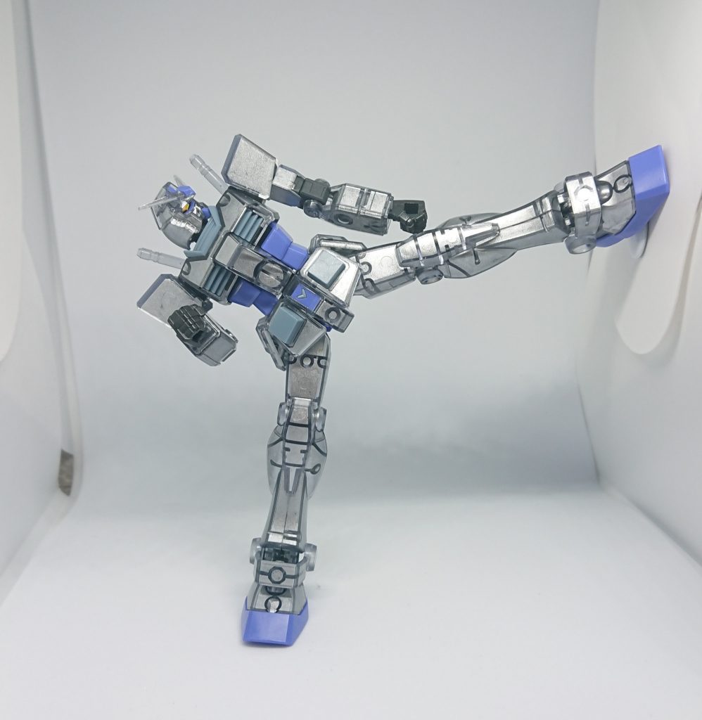 画像は足元のシートのせいで安定してないですが、間接はしっかりしてるので硬い所ならこの体勢で自立します。初めてエントリーグレードを作りましたが、作りやすく関節もしかっりしてて、まさにシンプル イズ ベスト!合わせ目も胸と脛くらいで少ないです。本来このキットはバズーカが付くもビーム刃・ライフル・シールドがないんですが、シールドは色合いの合う物が他にないので、本体と同じ薄いクリアーブラックのシールドは付けて欲しかったです( ̄▽ ̄;最後までご覧頂きありがとうございました。