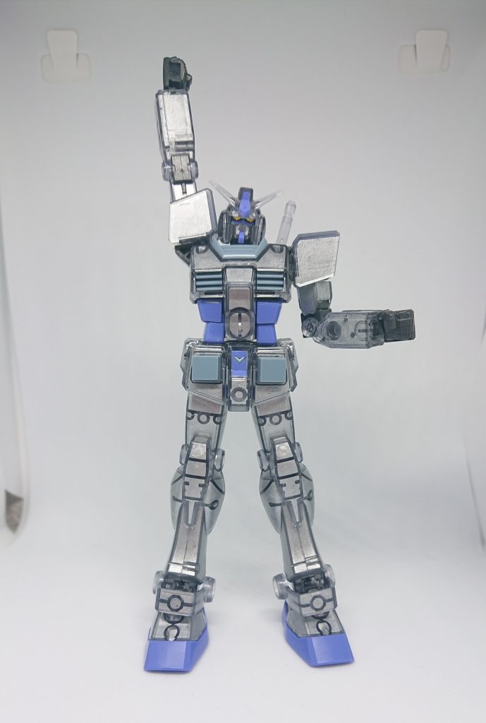 胴体天面の一部が間接むき出しで、胴体側の腕の取り付け軸が引き出し関節になっているので、シールドとライフルがあればラストシューティングのポーズも楽々取れます。