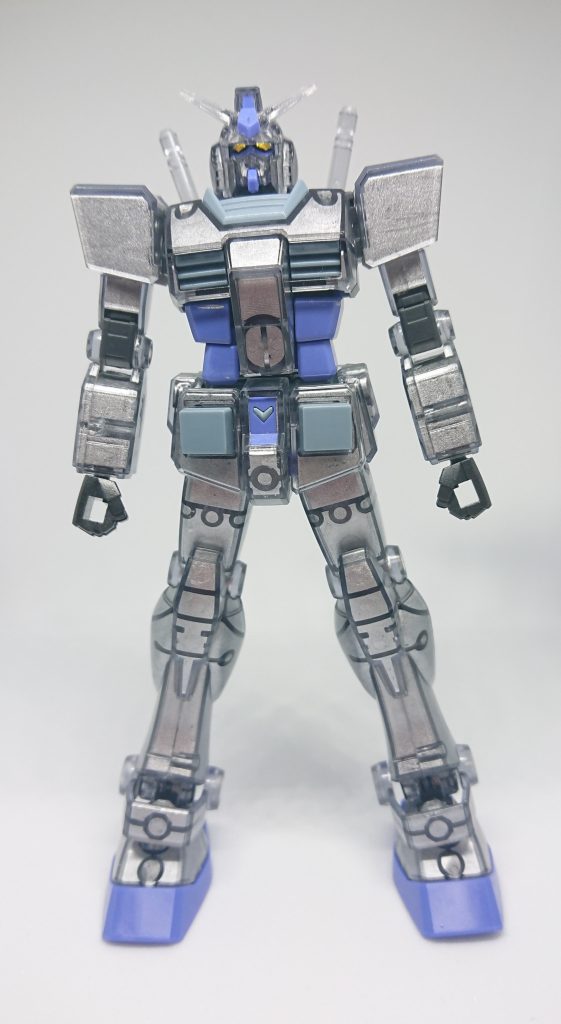 シルバーに塗った以外に目を塗って、頭部アンテナの一部をカットしてます。