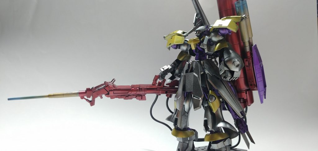 バスターカノン装備超高出力ジェネレータを追加装備し、その威力はモビルスーツが持ってはいけないほどとか…