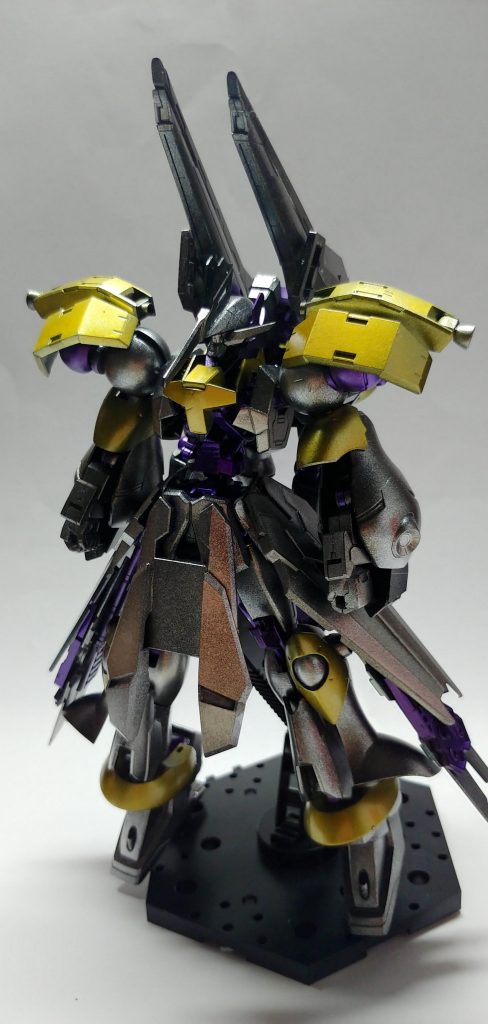 近接戦闘モード群がる敵を大剣薙ぎ払う。