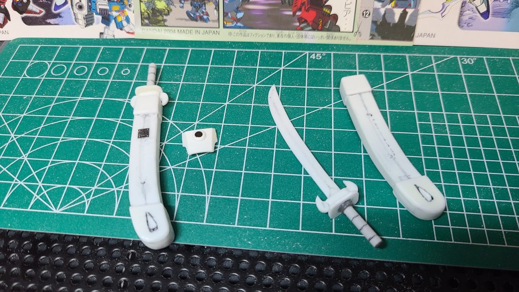 五聖剣はランナーとプラバンを切り出して、MSGパーツの丸モールドと組み合わせてランナーをスジボリして組み合わせてやすりで刃を調節したら五聖剣の出来上がり。鞘も同様にプラバンから形を作り、モールドを追加。五聖剣の塗装が剥げないようにすることを気にしながら作りました。サイドアーマーにネオジムを仕込み、鞘側にマグネットセッターを貼り付けます。これを二本作ります。