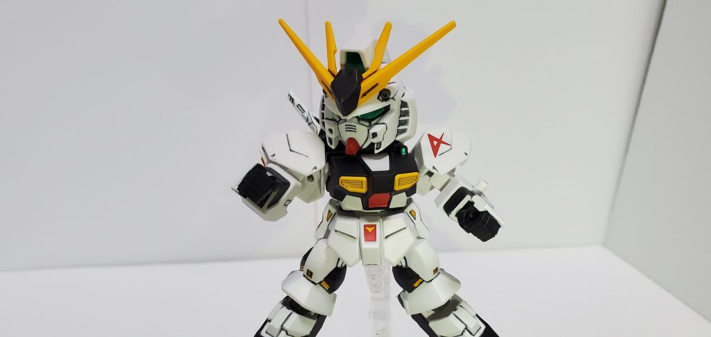 塗装箇所は・ふくらはぎの黒と黄色、足首のグレー・肩の黄色・バックパックについてるビームサーベルの白とブースターの黄色、・手の甲の白・ビームライフルの黒・ビームサーベルのピンクです。特にふくらはぎはシール無しの白一色なので、黒を塗ってあげたら一気に見映えがよくなります。