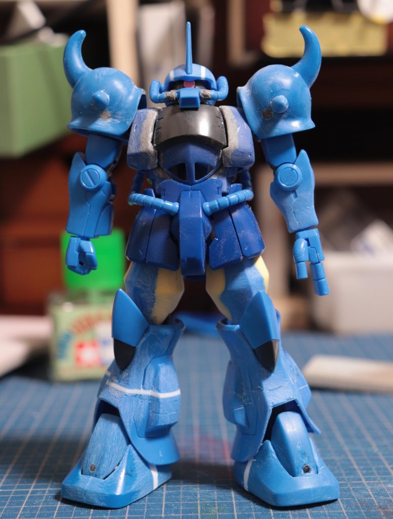 大変なことになった肩幅の違和感を解消するために腹部を左右で合わせて5㎜ほど幅増しまた、ヒートペンとランナーを用いてギミックの追加でできた隙間を埋めました