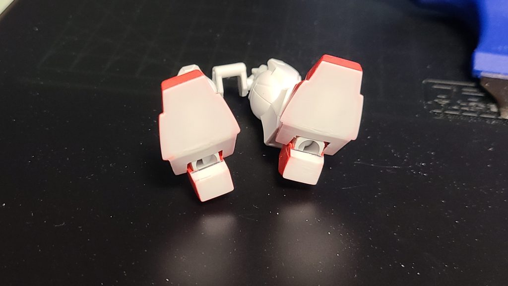 足裏は薄いプラバンで蓋をして、合わせ目をある程度消したら加工は完了です。塗装はアクリジョンを筆とエアブラシで塗装、スミ入れはエナメルスミ入れを使用しました。